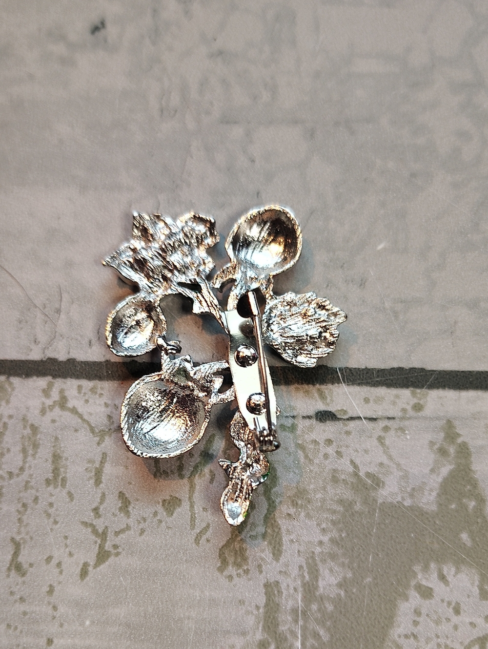 🍓 Strawberry Cluster Brooch w/ Enamel & Rhinestone Accents Gold Or Silver Tone - Picture 3 of 7